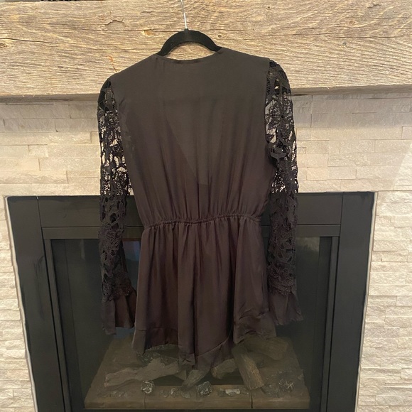 Plunging Knotted Front Lace Sleeve Frill Romper - Picture 5 of 6